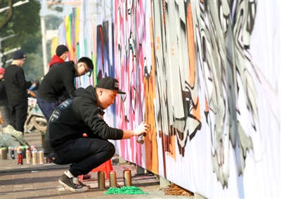 江南城區(qū)臨沅路上，涂鴉愛好者正在進行街頭涂鴉藝術(shù)創(chuàng)作